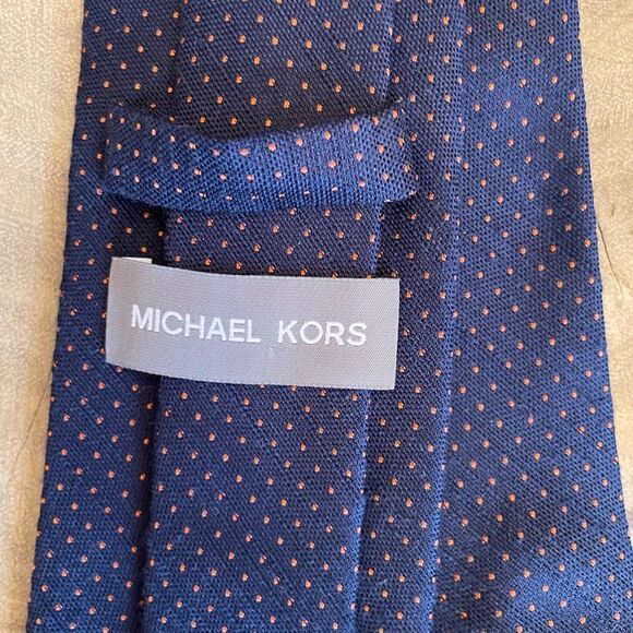 MICHEAL KORS BLUE TIE WITH PINK DOTS 62” LONG 3” WIDTH 70% SILK 30% COTTON - Picture 3 of 3